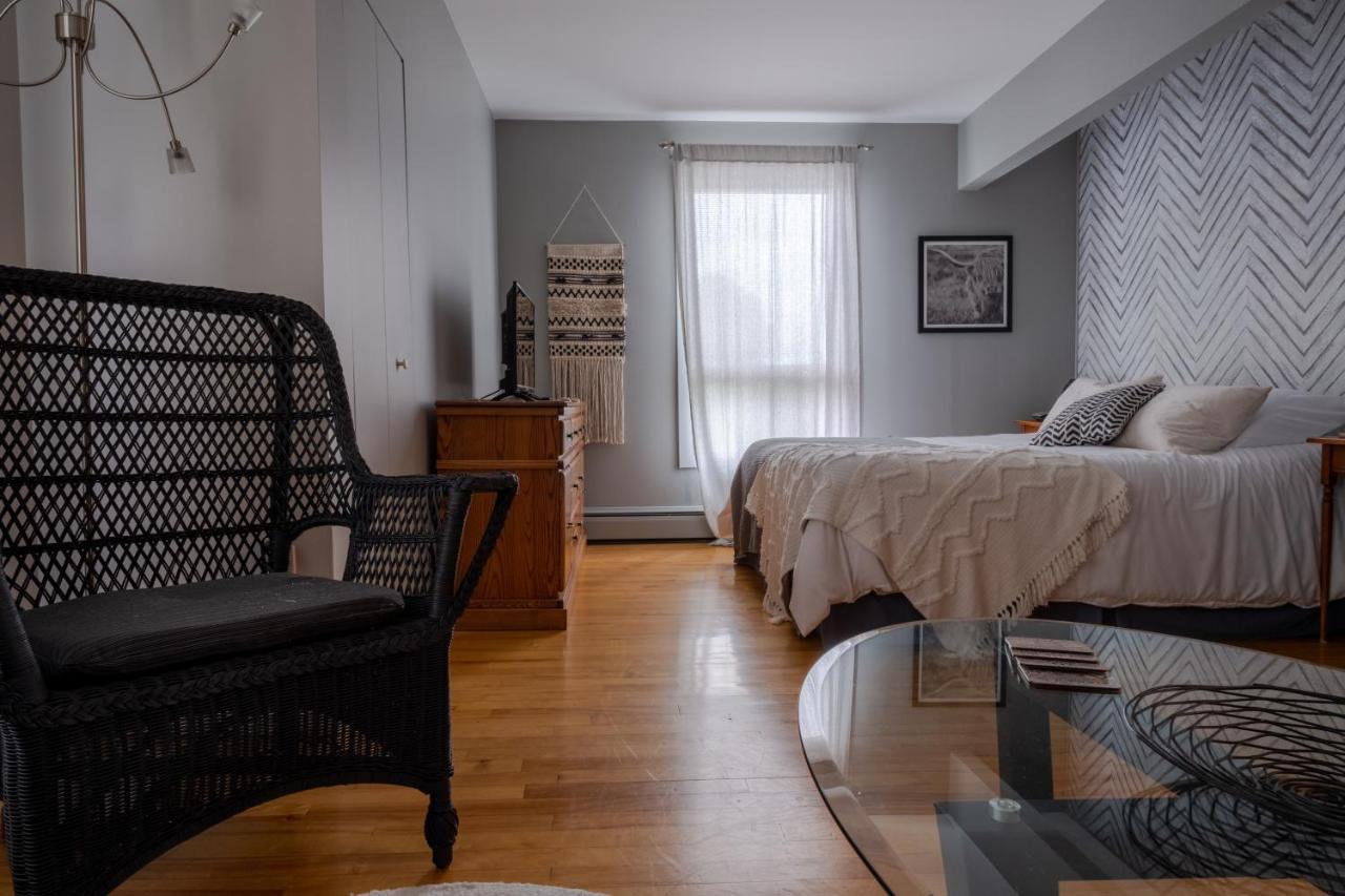 Au Coq Du Bonheur Bed and Breakfast Magog Buitenkant foto