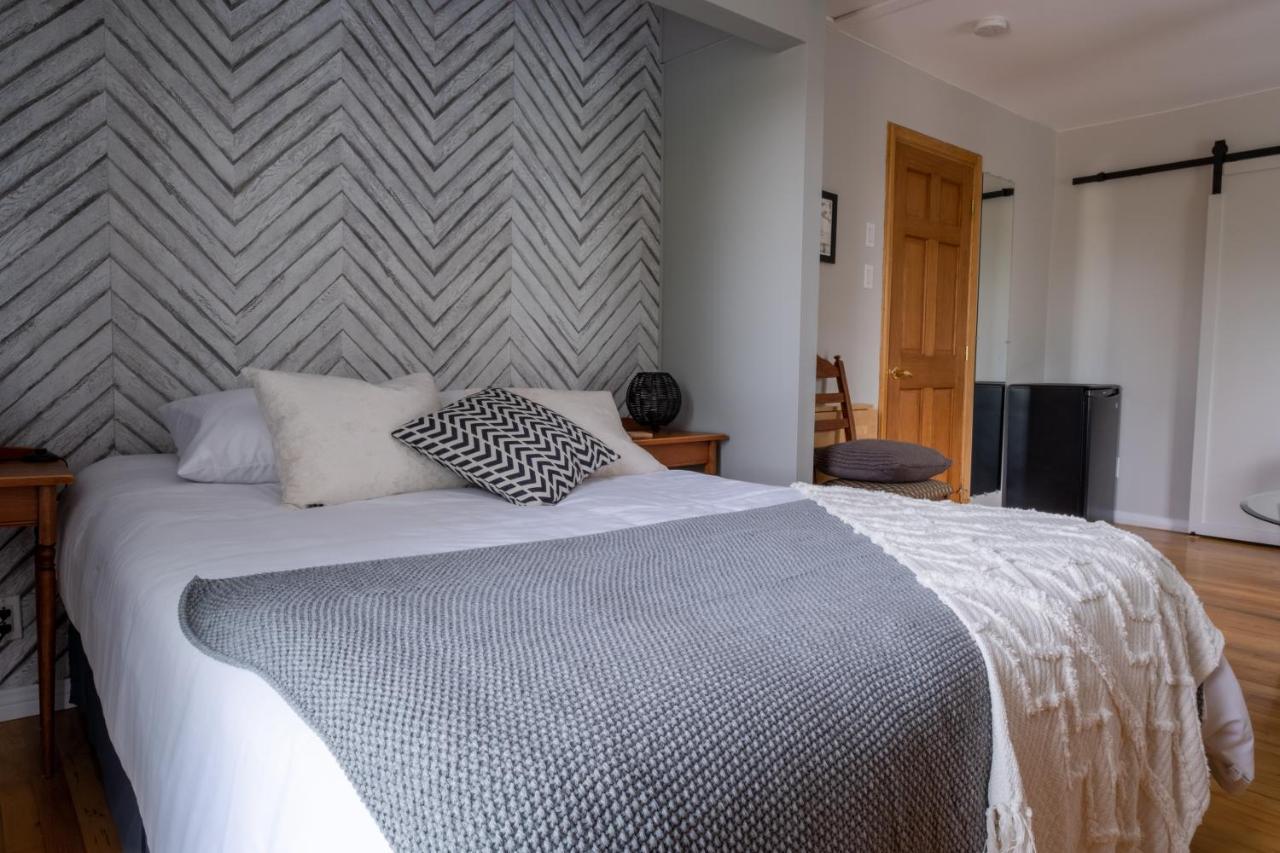 Au Coq Du Bonheur Bed and Breakfast Magog Buitenkant foto