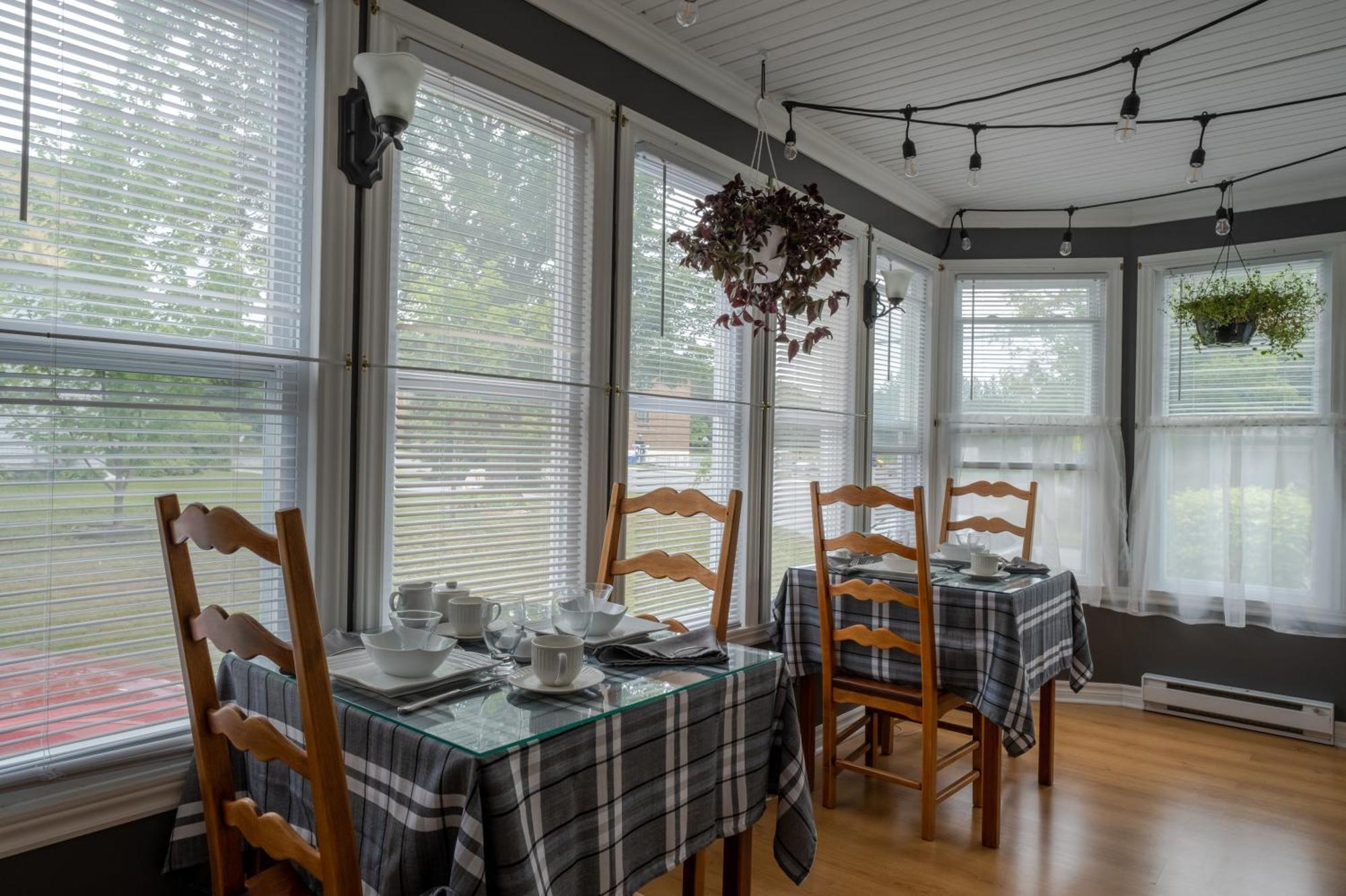 Au Coq Du Bonheur Bed and Breakfast Magog Buitenkant foto