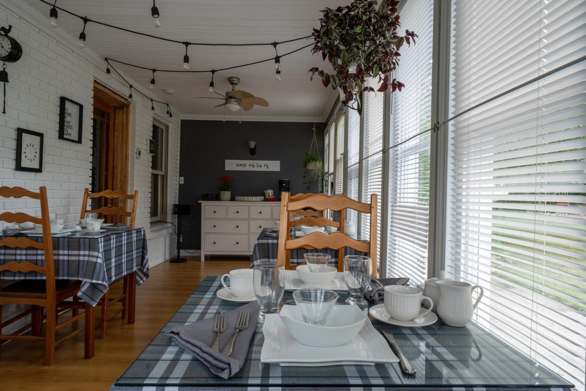 Au Coq Du Bonheur Bed and Breakfast Magog Buitenkant foto