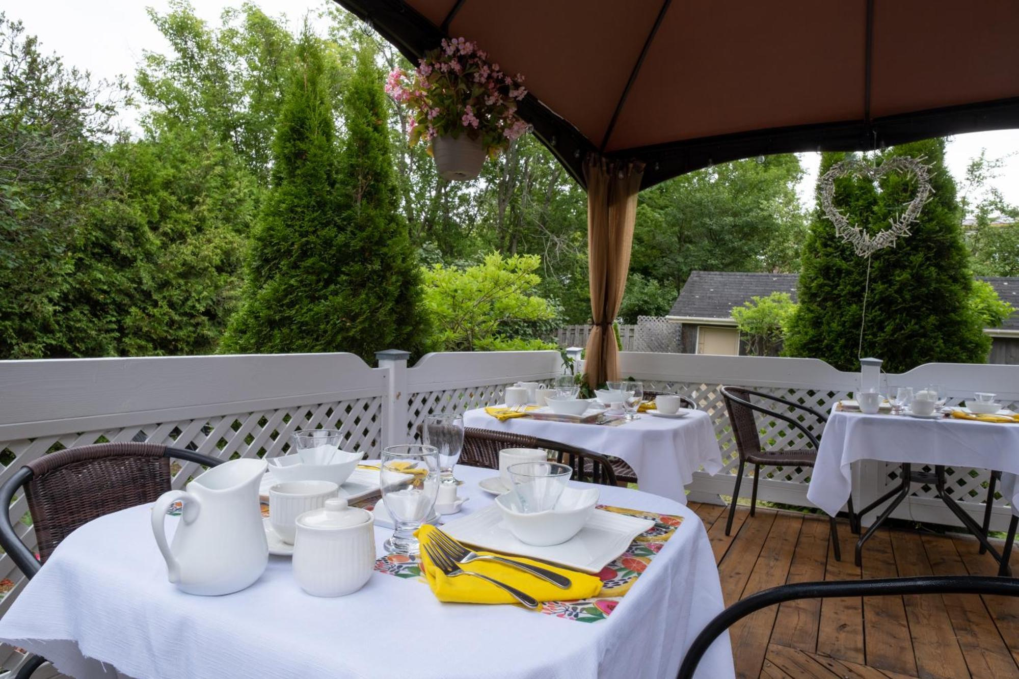 Au Coq Du Bonheur Bed and Breakfast Magog Buitenkant foto