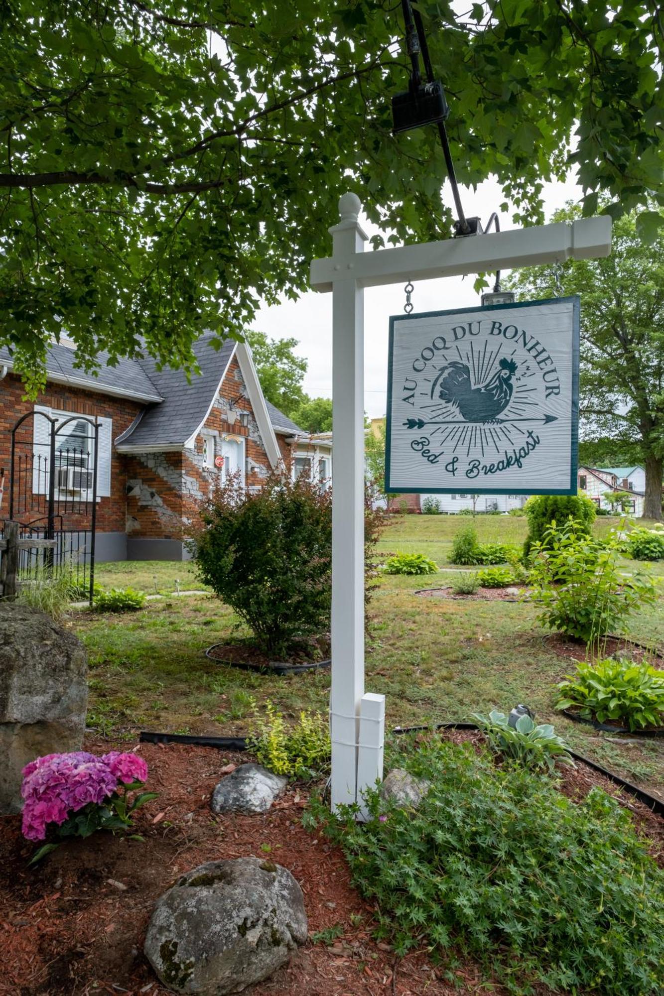 Au Coq Du Bonheur Bed and Breakfast Magog Buitenkant foto